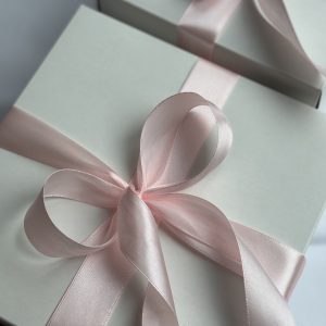 Rosy Drop paakių priežiūros dovanų rinkinys + Mulberry šilko pagalvės užvalkalas